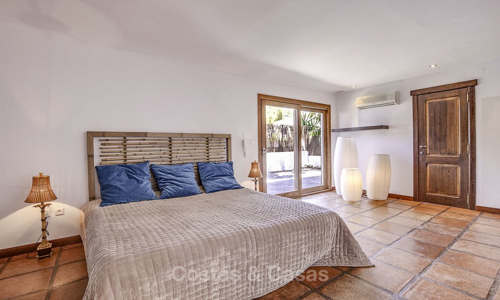 Encantadora villa en venta, muy espacioso estilo mediterráneo, a poca distancia de la playa en Marbella Este 14487