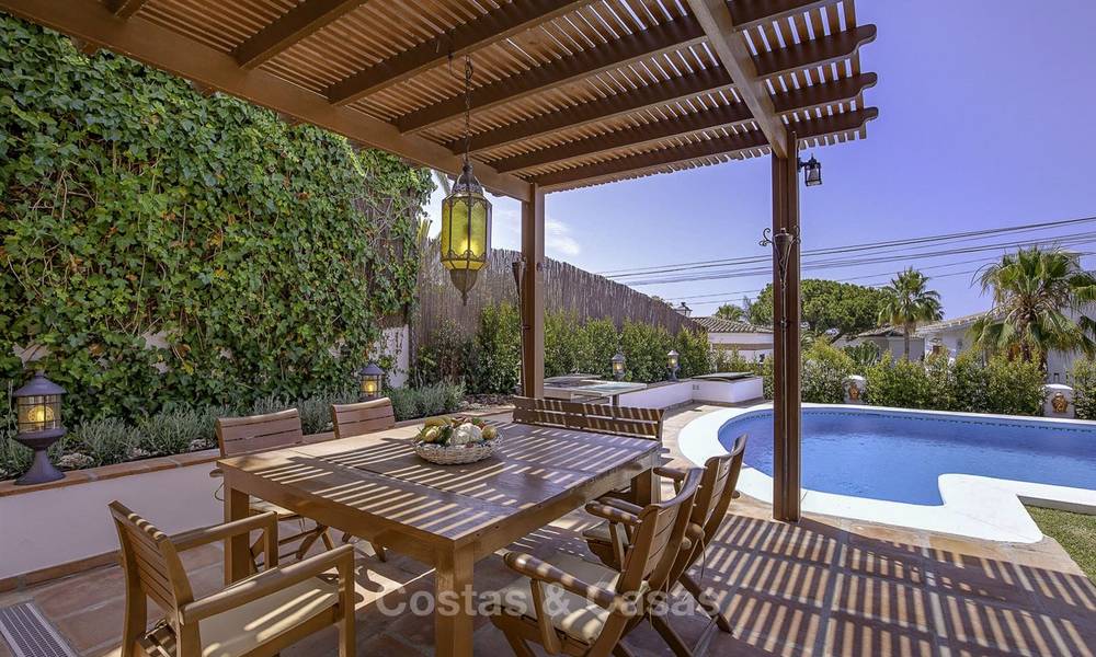 Encantadora villa en venta, muy espacioso estilo mediterráneo, a poca distancia de la playa en Marbella Este 14489