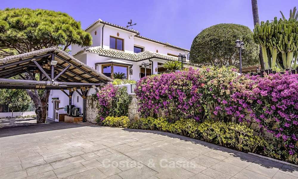 Encantadora villa en venta, muy espacioso estilo mediterráneo, a poca distancia de la playa en Marbella Este 14492