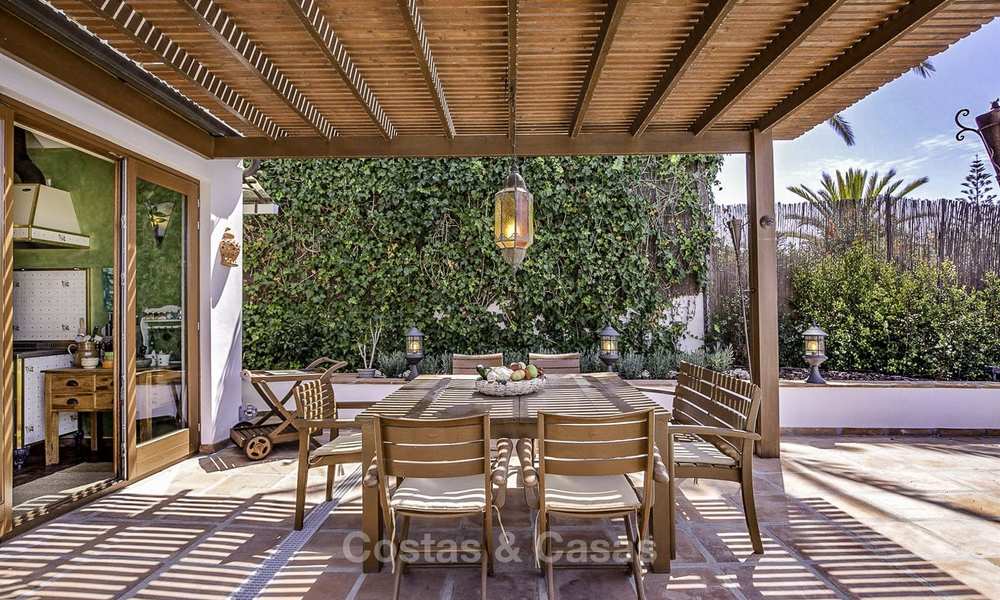 Encantadora villa en venta, muy espacioso estilo mediterráneo, a poca distancia de la playa en Marbella Este 14497