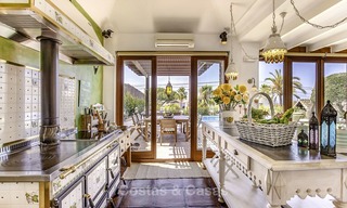 Encantadora villa en venta, muy espacioso estilo mediterráneo, a poca distancia de la playa en Marbella Este 14498 
