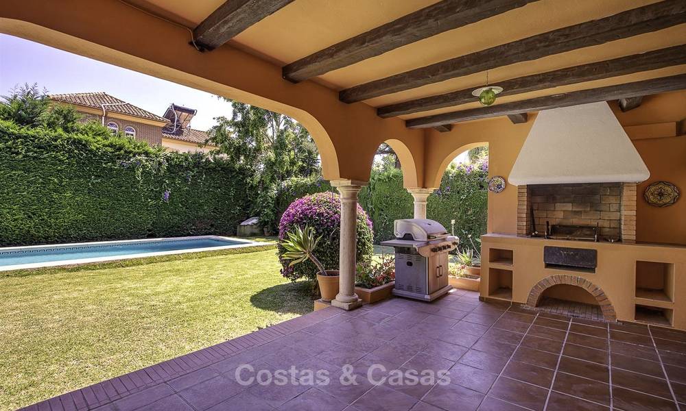 Acogedora villa de estilo mediterráneo en venta, a poca distancia de la playa, en una prestigiosa urbanización entre Estepona y Marbella 14437
