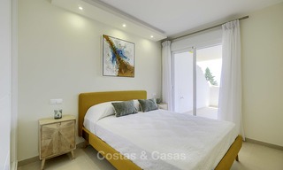Apartamento en venta en primera línea de playa, totalmente renovado con vistas panorámicas al mar en Mijas Costa 14647 
