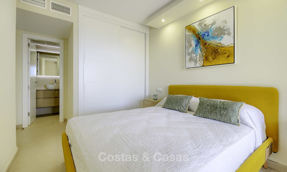 Apartamento en venta en primera línea de playa, totalmente renovado con vistas panorámicas al mar en Mijas Costa 14648