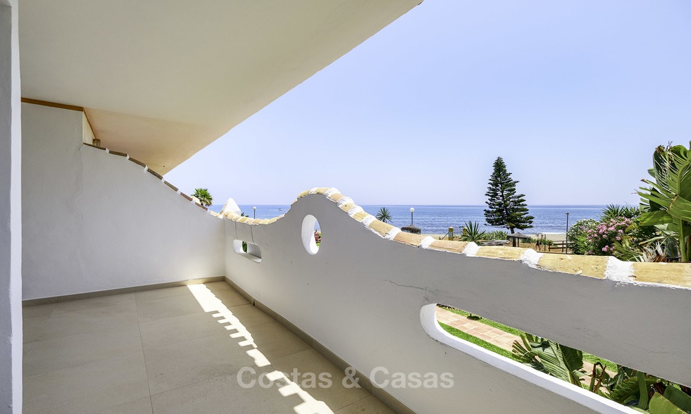 Apartamento en venta en primera línea de playa, totalmente renovado con vistas panorámicas al mar en Mijas Costa 14659