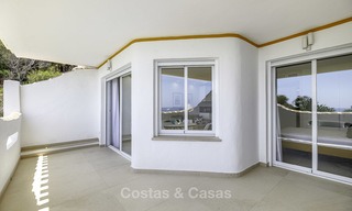 Apartamento en venta en primera línea de playa, totalmente renovado con vistas panorámicas al mar en Mijas Costa 14660 
