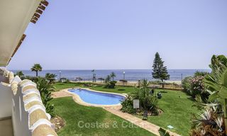 Apartamento en venta en primera línea de playa, totalmente renovado con vistas panorámicas al mar en Mijas Costa 14662 
