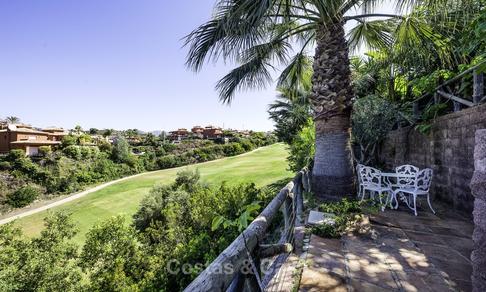 Casa adosada en venta, recientemente renovada con espectaculares vistas y en primera línea de golf al Este de Marbella 14692