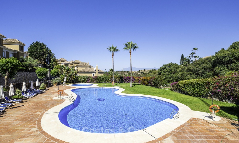 Casa adosada en venta, recientemente renovada con espectaculares vistas y en primera línea de golf al Este de Marbella 14694