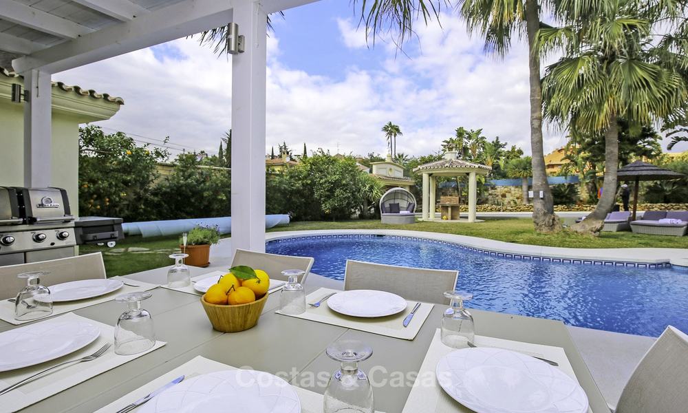 Prestigiosa villa de estilo andaluz con vistas al mar y apartamento de invitados en venta, en la Nueva Milla de Oro, entre Marbella y Estepona 14730