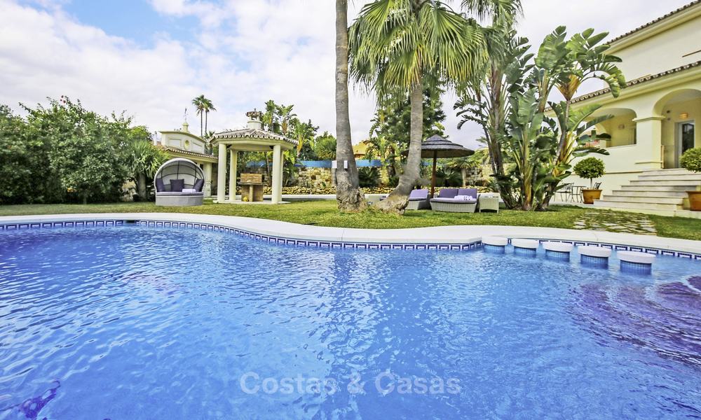 Prestigiosa villa de estilo andaluz con vistas al mar y apartamento de invitados en venta, en la Nueva Milla de Oro, entre Marbella y Estepona 14731