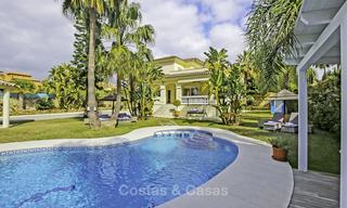 Prestigiosa villa de estilo andaluz con vistas al mar y apartamento de invitados en venta, en la Nueva Milla de Oro, entre Marbella y Estepona 14734 