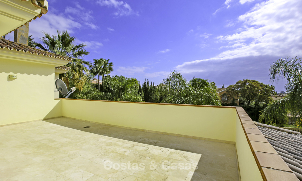 Prestigiosa villa de estilo andaluz con vistas al mar y apartamento de invitados en venta, en la Nueva Milla de Oro, entre Marbella y Estepona 14739