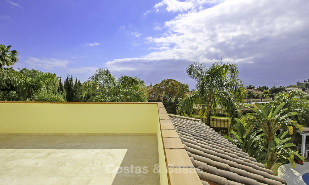 Prestigiosa villa de estilo andaluz con vistas al mar y apartamento de invitados en venta, en la Nueva Milla de Oro, entre Marbella y Estepona 14740