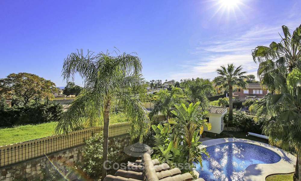 Prestigiosa villa de estilo andaluz con vistas al mar y apartamento de invitados en venta, en la Nueva Milla de Oro, entre Marbella y Estepona 14745