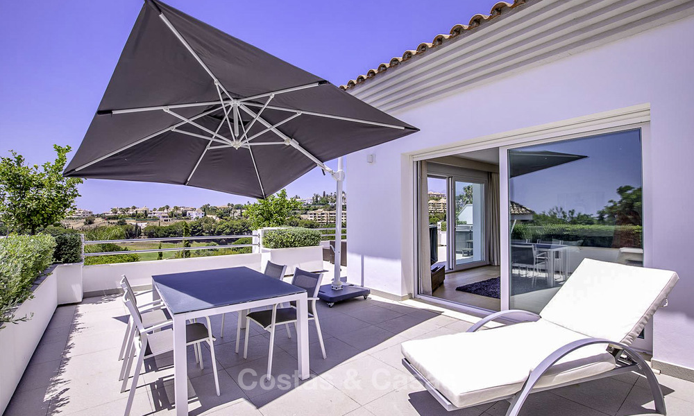 Elegante y muy espaciosa villa en venta en primera línea de golf en Elviria, el este de Marbella 14885