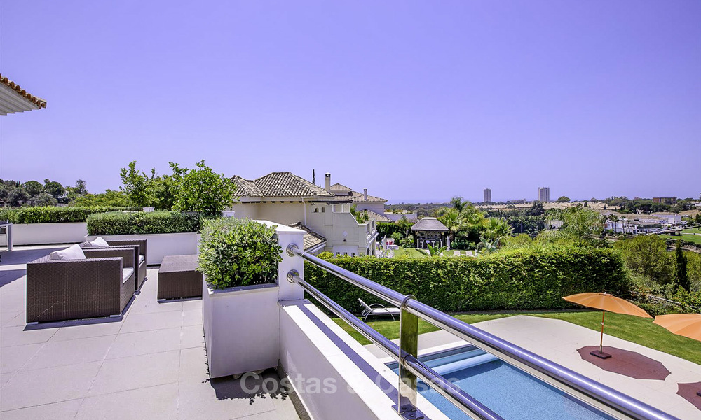 Elegante y muy espaciosa villa en venta en primera línea de golf en Elviria, el este de Marbella 14886