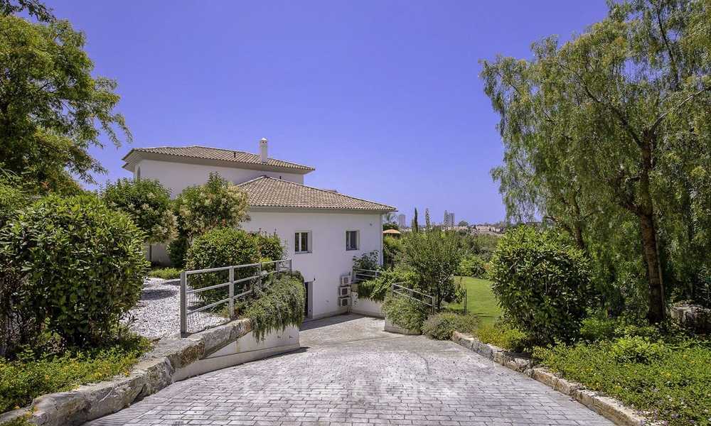 Elegante y muy espaciosa villa en venta en primera línea de golf en Elviria, el este de Marbella 14900