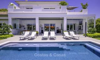 Elegante y muy espaciosa villa en venta en primera línea de golf en Elviria, el este de Marbella 14901 