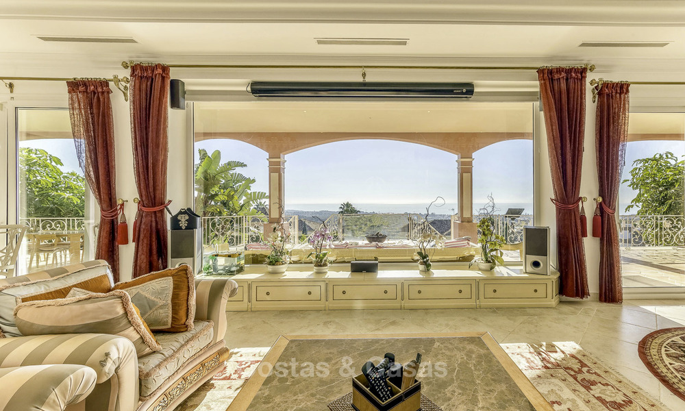 Majestuosa villa andaluza de lujo en venta, en una parcela grande, en un exclusivo resort de golf con impresionantes vistas al mar – Benahavis – Marbella 15008