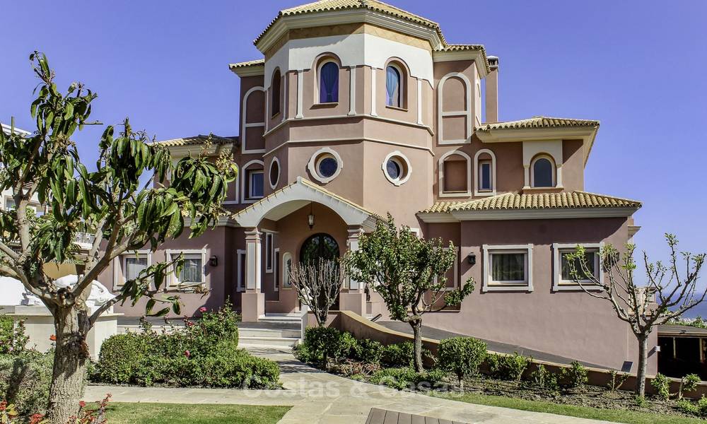 Majestuosa villa andaluza de lujo en venta, en una parcela grande, en un exclusivo resort de golf con impresionantes vistas al mar – Benahavis – Marbella 15028