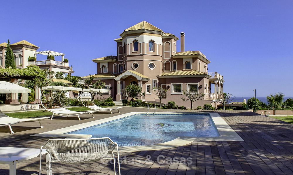 Majestuosa villa andaluza de lujo en venta, en una parcela grande, en un exclusivo resort de golf con impresionantes vistas al mar – Benahavis – Marbella 15030