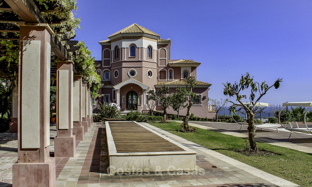 Majestuosa villa andaluza de lujo en venta, en una parcela grande, en un exclusivo resort de golf con impresionantes vistas al mar – Benahavis – Marbella 15033