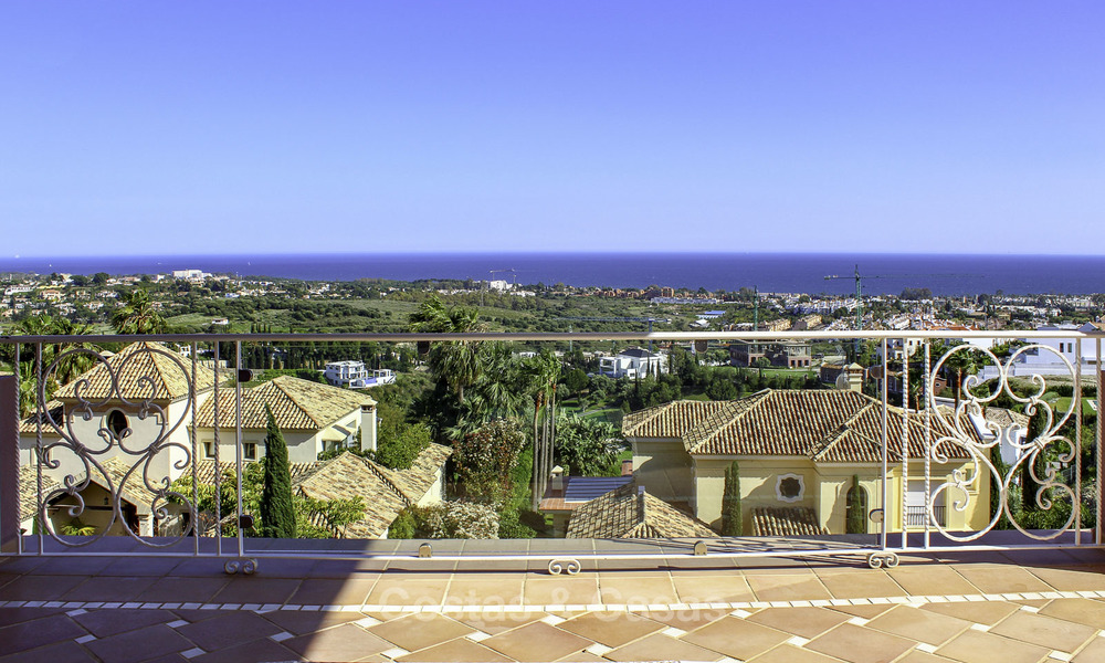 Majestuosa villa andaluza de lujo en venta, en una parcela grande, en un exclusivo resort de golf con impresionantes vistas al mar – Benahavis – Marbella 15043