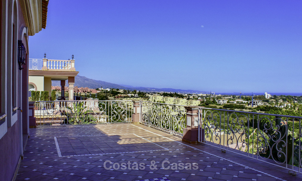 Majestuosa villa andaluza de lujo en venta, en una parcela grande, en un exclusivo resort de golf con impresionantes vistas al mar – Benahavis – Marbella 15044