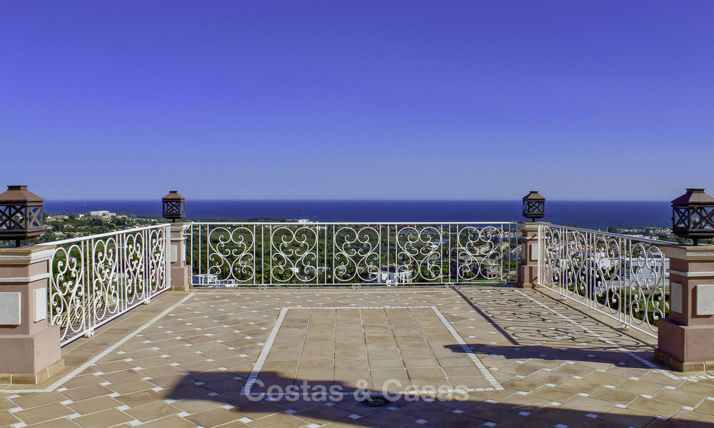 Majestuosa villa andaluza de lujo en venta, en una parcela grande, en un exclusivo resort de golf con impresionantes vistas al mar – Benahavis – Marbella 15049