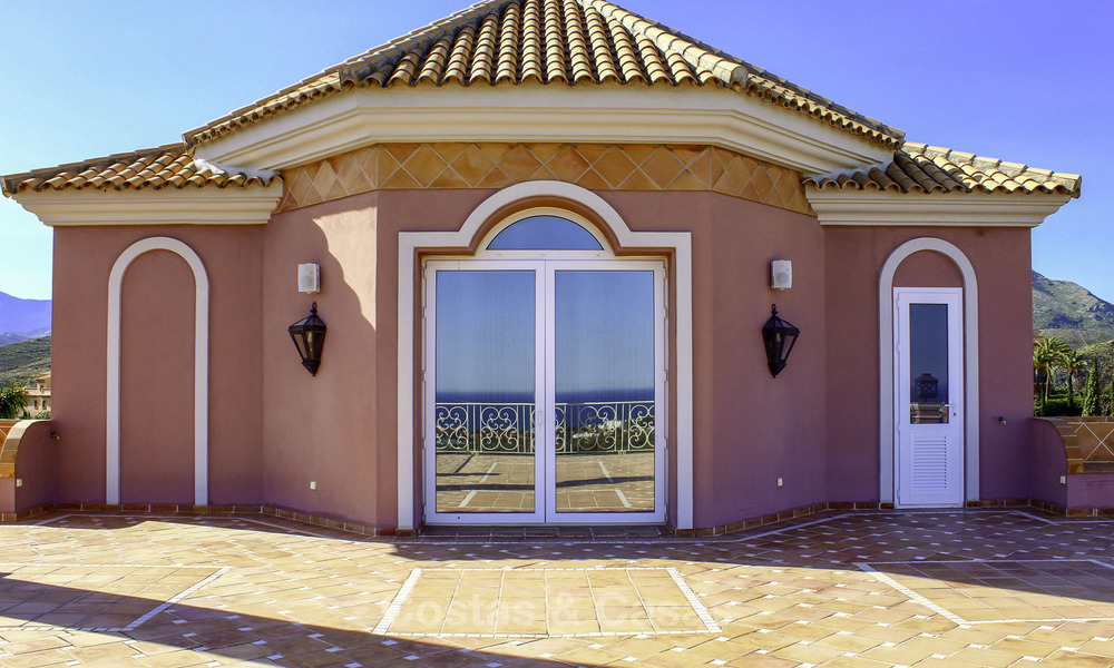 Majestuosa villa andaluza de lujo en venta, en una parcela grande, en un exclusivo resort de golf con impresionantes vistas al mar – Benahavis – Marbella 15054