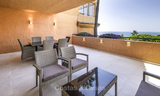 Amplia casa adosada frente al mar totalmente renovada en venta, a poca distancia de la playa – Estepona oeste 15151 
