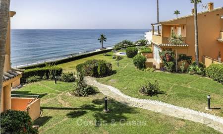 Amplia casa adosada frente al mar totalmente renovada en venta, a poca distancia de la playa – Estepona oeste 15162