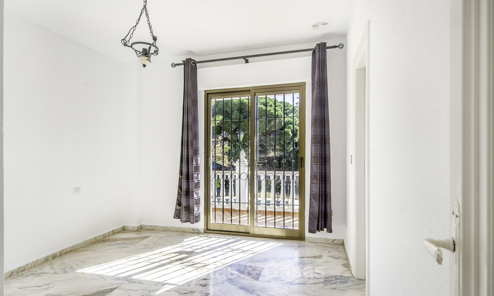 Amplia villa clásica en venta con un excelente potencial, en una zona tranquila del este de Marbella 15181
