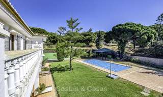 Amplia villa clásica en venta con un excelente potencial, en una zona tranquila del este de Marbella 15186 