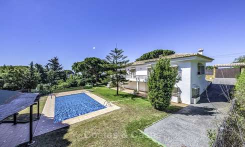Amplia villa clásica en venta con un excelente potencial, en una zona tranquila del este de Marbella 15191