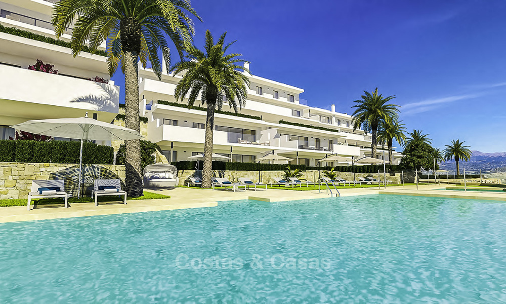 Elegantes apartamentos y áticos contemporáneos con vistas al mar en venta en uno de los mejores resorts de golf de la zona en Casares - Costa del Sol. 16705