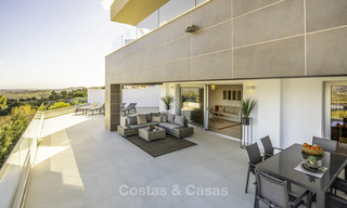 Modernos apartamentos y áticos de lujo en venta en un prestigioso resort de golf en Mijas - Costa del Sol 16666 