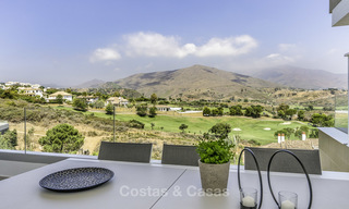 Modernos apartamentos y áticos de lujo en venta en un prestigioso resort de golf en Mijas - Costa del Sol 16692 