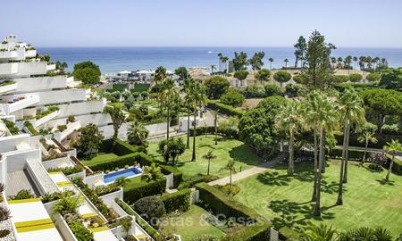 Ático con piscina privada y vistas panorámicas al mar, el golf y la montaña en un complejo frente al mar en venta en Guadalmina Baja - Marbella 16003