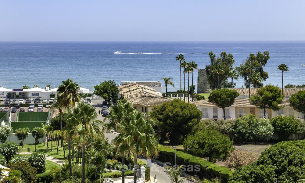 Ático con piscina privada y vistas panorámicas al mar, el golf y la montaña en un complejo frente al mar en venta en Guadalmina Baja - Marbella 16004