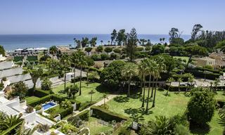 Ático con piscina privada y vistas panorámicas al mar, el golf y la montaña en un complejo frente al mar en venta en Guadalmina Baja - Marbella 16006 