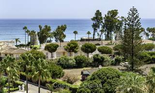 Ático con piscina privada y vistas panorámicas al mar, el golf y la montaña en un complejo frente al mar en venta en Guadalmina Baja - Marbella 16007 