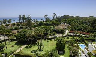 Ático con piscina privada y vistas panorámicas al mar, el golf y la montaña en un complejo frente al mar en venta en Guadalmina Baja - Marbella 16008 