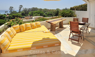 Ático con piscina privada y vistas panorámicas al mar, el golf y la montaña en un complejo frente al mar en venta en Guadalmina Baja - Marbella 16013 