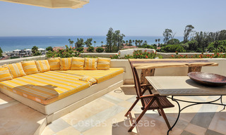 Ático con piscina privada y vistas panorámicas al mar, el golf y la montaña en un complejo frente al mar en venta en Guadalmina Baja - Marbella 16014 