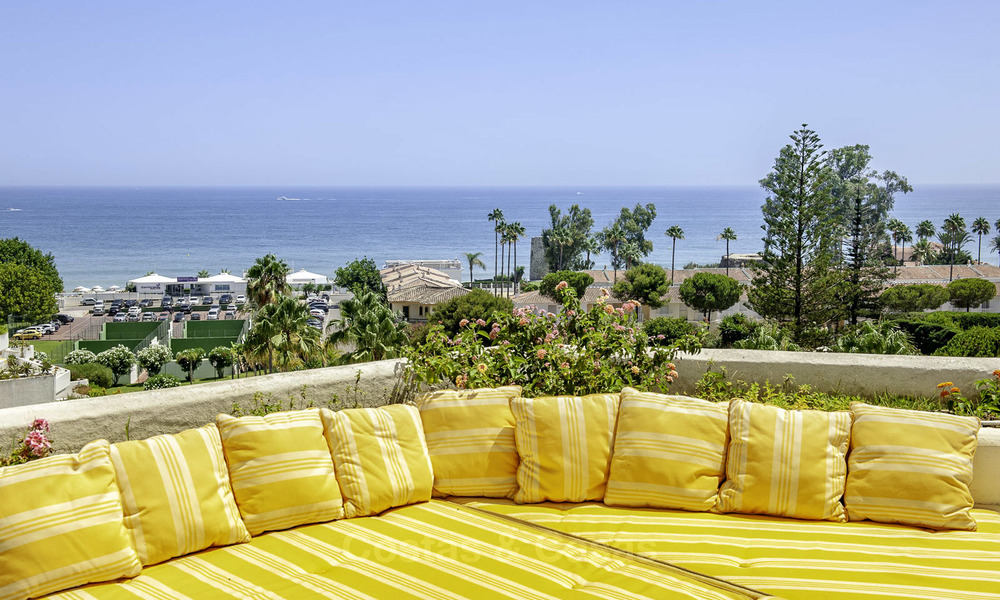 Ático con piscina privada y vistas panorámicas al mar, el golf y la montaña en un complejo frente al mar en venta en Guadalmina Baja - Marbella 16015