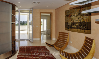 Ático con piscina privada y vistas panorámicas al mar, el golf y la montaña en un complejo frente al mar en venta en Guadalmina Baja - Marbella 16020 