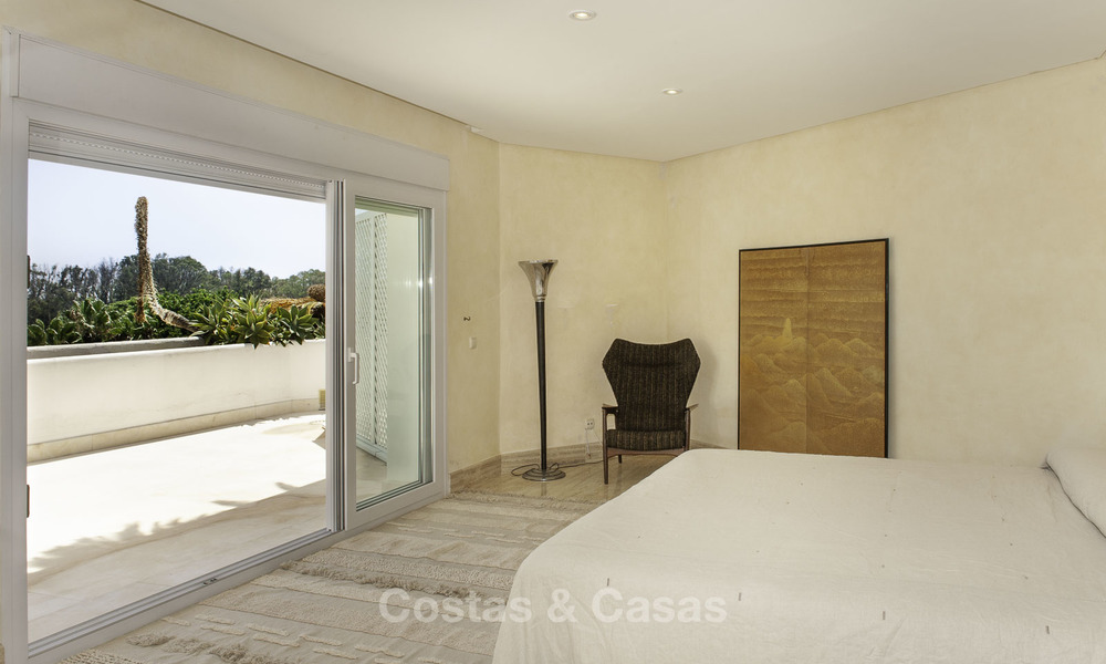 Ático con piscina privada y vistas panorámicas al mar, el golf y la montaña en un complejo frente al mar en venta en Guadalmina Baja - Marbella 16023