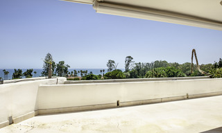 Ático con piscina privada y vistas panorámicas al mar, el golf y la montaña en un complejo frente al mar en venta en Guadalmina Baja - Marbella 16024 